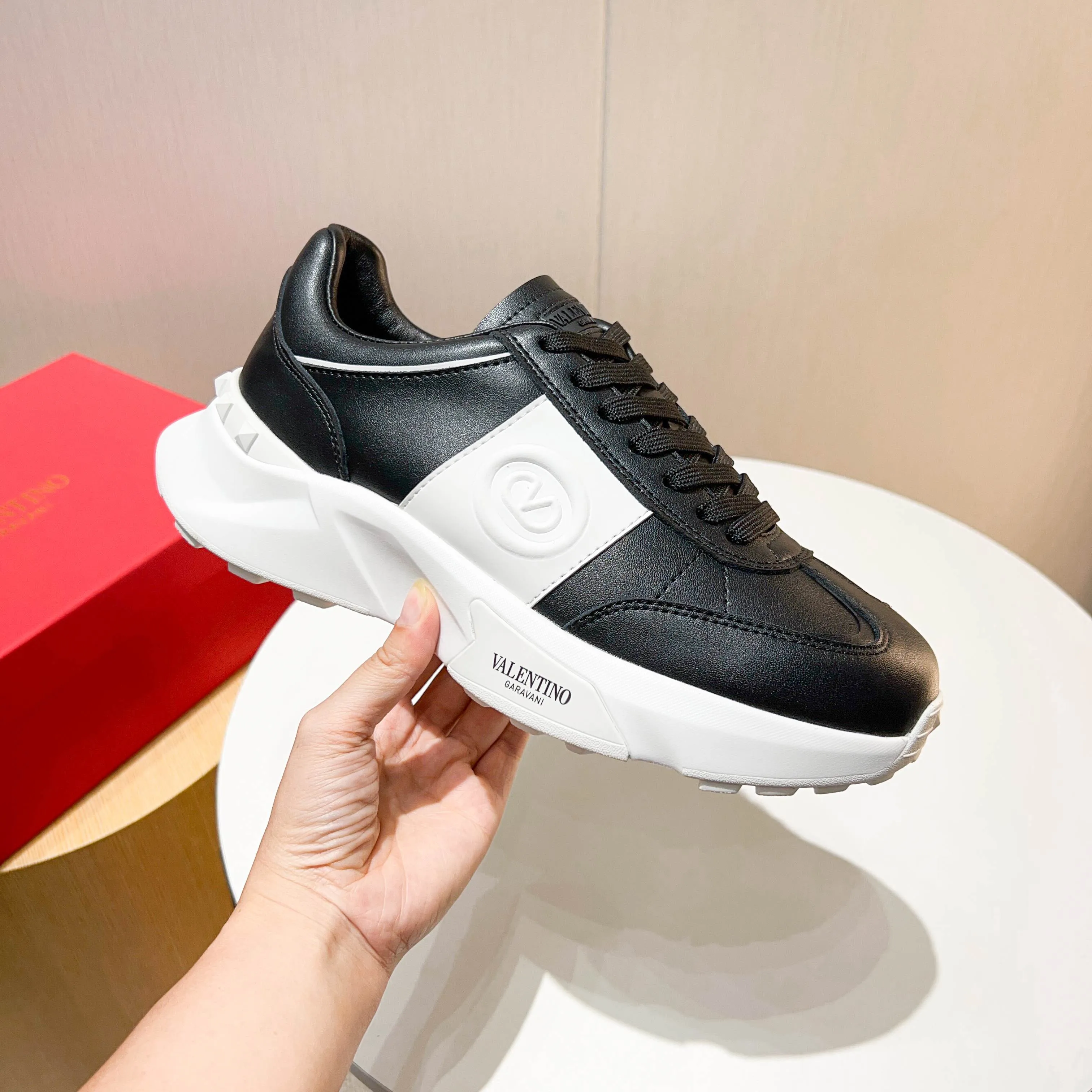 Ex-factory price: 520💰𝙑𝙖𝙡𝙚𝙣𝙩𝙞𝙣𝙤/Valentino𝙑𝙏 The latest official website main model in early autumn Classic continuation💯Making goods all year round🎁Wannian classic series sports and casual shoes💥, a must-have trendy item all year round🏆Many stars and Internet celebrities have performed it🔥 The original version is developed one to one, perfect last shape, VT iconic logo, logo printing on tongue and upper, original full set of packaging, full oil edge on the upper, T men's men's shoes💰u ultra-light combination outsole Comfortable on the feet, not squeezing the feet, fabric/first layer of cowhide. Lining/cow lining💕 Standard size: 38-44 (45 can be ordered)